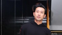 Paras tampan serta tubuh tegapnya menjadi salah satu dari daya tariknya. Pool/Ismail/detikFoto.