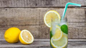 Karena Alasan Ini, Sebaiknya Jangan Taruh Irisan Lemon pada Minuman