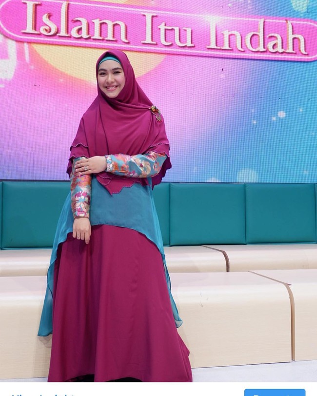 Oki Setiana Dewi termasuk salah satu selebriti yang menekuni bisnis hijab. Ia lebih memilih hijab syari sesuai gaya sehari-harinya. Label milik Oki Setiana Dewi dinamakan OSD. Foto: Dok. Instagram