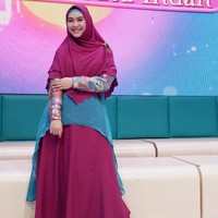 Oki Setiana Dewi termasuk salah satu selebriti yang menekuni bisnis hijab. Ia lebih memilih hijab syari sesuai gaya sehari-harinya. Label milik Oki Setiana Dewi dinamakan OSD. Foto: Dok. Instagram