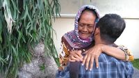 Mereka saling bertangisan