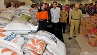 Jokowi meninjau persediaan logistik untuk pengungsi. Agus Suparto/Setpres.