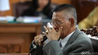 Prof Romli Atmasasmita dihadirkan sebagai saksi ahli di sidang praperadilan melawan KPK tersebut.