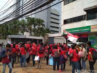 Puluhan Eks Pegawai 7-Eleven Demo Tuntut Gaji Hingga Pesangon