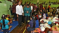 Bantuan itu berupa matras sebanyak 18.230 lembar, masker 520.000 lembar, beras 12 ton, ember 2.000 buah, gayung 2.000 buah, dan kidsware 1.100 paket. Agus Suparto/Setpres.