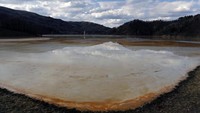 Sebab, desa itu digunakan sebagai tempat penampungan limbah tambang. Tercatat ada sekitar 400 keluarga yang terpaksa meninggalkan rumahnya akibat kebijakan Nicolae (Dok. Bogdan Cristel/Reuters)