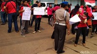 Sebagian dari mereka datang dengan mengajak anaknya.