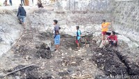 Menurut warga, patung yang disebut-sebut berwujud badut itu sebenarnya adalah buto alias raksasa. Selain kepala buto, terdapat tiga patung kepala lain yang berada di setiap sudut umbul