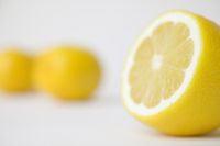 Ariana Grande Dilempar Lemon Saat Manggung Oleh Fans Beyonce