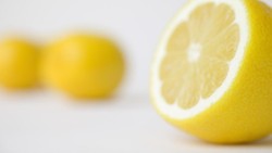 Saat ke restoran dan memesan air, cola, atau mocktails pasti disuguhkan dengan hiasan irisan lemon. Meskipun tampak tidak berbahaya, namun tidak demikian.