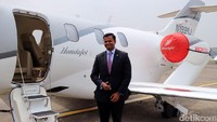 Sebelumnya HondaJet juga pernah mampir untuk pertama kalinya ke Indonesia, pada September 2017, tepatnya di Bandara Halim Perdana Kusuma. Sayangnya bagi orang Indonesia yang berminat, HondaJet belum dipasarkan di Tanah Air. Ditaksir harga HondaJet sekitar US$ 5,25 juta atau sekitar Rp 73,5 miliar. Foto: Dina Rayanti