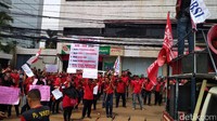 Awalnya massa terdiri dari sekitar 50 orang. Namun mereka mendapatkan bantuan puluhan massa dari Konfederasi Serikat Buruh Sejahtera Indonesia (KSBSI).