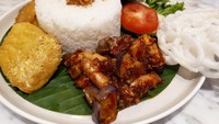 Cumi kecil dipadukan terung sedap rasanya. Apalagi ditumis bersama sambal kemerahan. Seperti racikan cumi terong balado di Brood-en-Boter ini.