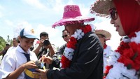 Menpora Imam Nahrawi memberikan bola kepada seorang pelajar di Miangas. Inilah bentuk janji pemerintah dalam Nawacita Presiden Joko Widodo, bahwa negara hadir di tengah tengah masyarakat, menyapa masyarakat yang ada di wilayah terdepan dan menyentuh masyarakat dengan program yang beri dampak, ucap sang menteri.