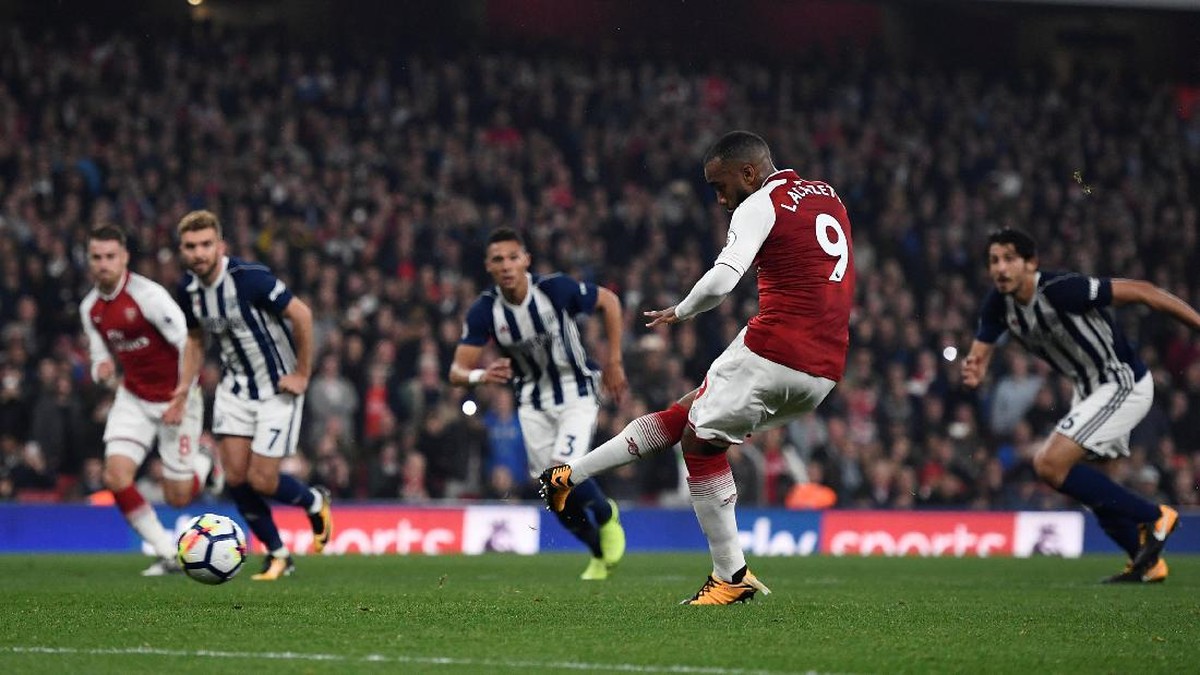 Alexandre Lacazette mencetak gol keduanya dari titik penalti (Dylan Martinez/Reuters)