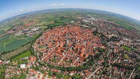Jika melihat Kota Nordlingen dari udara bentuknya adalah bulat. Jalanan kota dari pusat lingkaran memanjang ke bagian terluar kota yang bulat itu. Kota berpenduduk 20 ribu jiwa ini rupanya dibangun di dalam kawah dengan diameter 25 km! Penelitian pada tahun 1960-an menemukan fakta bahwa kota ini adalah bekas kawah tumbukan meteor yang terjadi 14,5 juta tahun silam (Dok. srkqureshi official/Instagram)