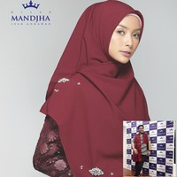 Selain selebriti wanita, selebriti pria yang juga dikenal sebagai desainer Ivan Gunawan juga jualan jilbab. Pria dengan sapaan akrab Igun itu mengeluarkan lini baru bernama Mandjha Hijab by Ivan Gunawan. Bahkan ia punya butik khusus untuk jualan jilbab. Foto: Dok. Instagram