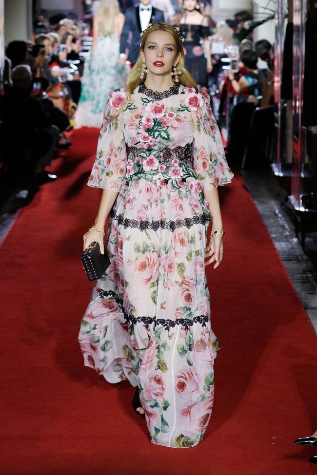 Pernyataan Stefano Gabbana yang kerap menuai kontroversi nyatanya tak memengaruhi performa Dolce & Gabbana. Bahkan, Dolce & Gabbana naik tiga peringkat dari kuartal sebelumnya. Foto: Getty Images