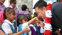 Menpora Imam Nahrawi mencium tangan seorang anak yang menyambut dan memberinya kalungan bunga. Kirab Pemuda Nusantara 2017 berbentuk ekspedisi selama 72 hari mengelilingi sejumlah daerah di tanah air, dan akan berakhir di Blitar, Jawa Timur.