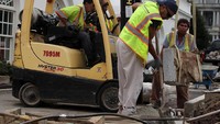 Para pekerja dari perusahaan M&F Concrete memasang lantai beton di bagian sayap barat Gedung Putih. Perbaikan gedung bersejarah ini memang dilakukan secara meyeluruh, baik interior maupun eksterior (Alex Wong/Getty Images)