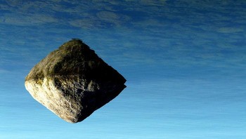Ini bukan batu terbang di langit, tapi refleksi di air. (Foto: boredpanda)