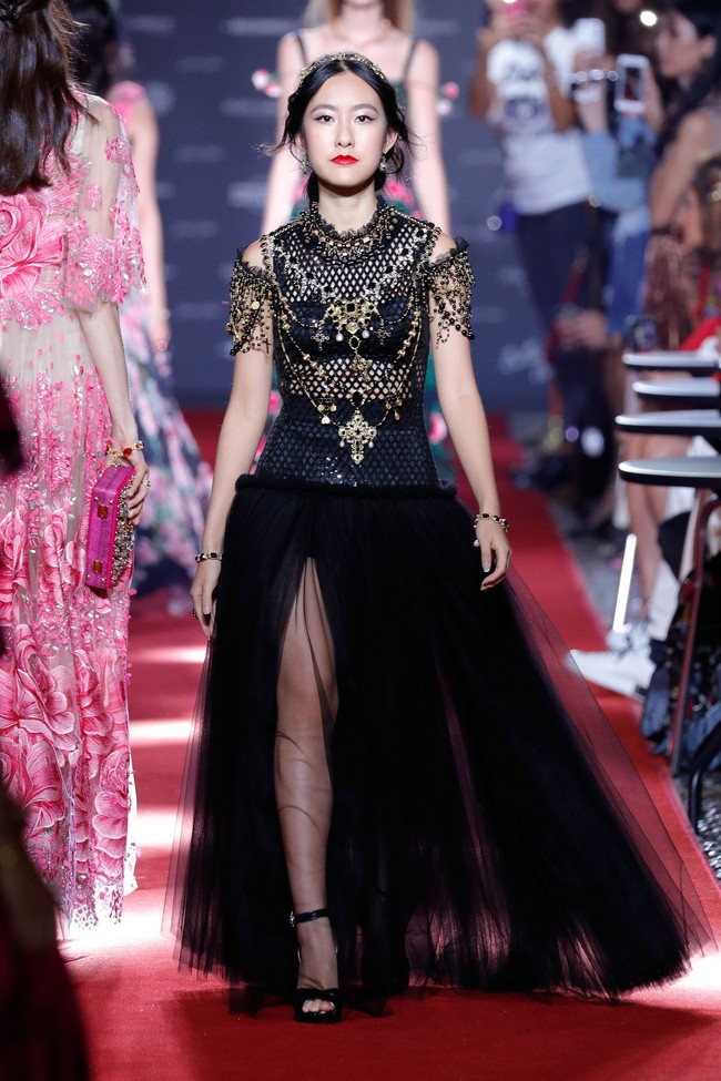 Dolce & Gabbana. Koleksi penuh warna Dolce & Gabbana masih jadi favorit fashionista di tahun ini.Foto: Getty Images