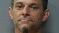 Carl Jacquneaux (43), pria di Louisiana AS, menyerang tetangganya sendiri, Todd Credeur di Lafayette Parish. Todd saat itu sedang berkebun saat tiba-tiba Carl muncul dan menyerangnya. (Foto: Dok. Huffington Post)