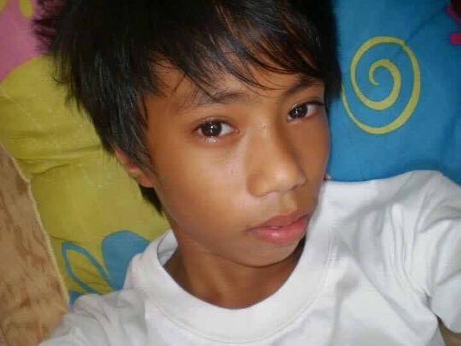 Foto transformasinya ini diunggah oleh akun Facebook Puberty Hits. From a young child to a ladyboy and become a real man,” demikian tulis akun tersebut pada 15 September 2017. Foto ini adalah Arnie saat masih anak-anak. Foto: Dok. Facebook Puberty Hits