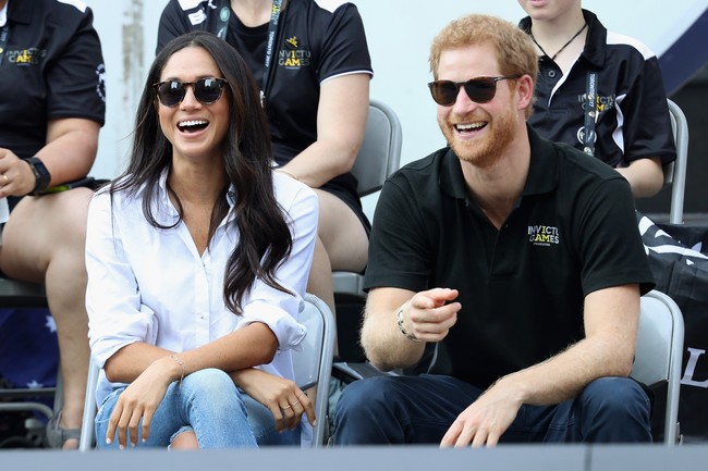 Pangeran Harry dan Meghan Markle mulai berkencan sejak bulan Mei 2016 lalu. Setahun lebih menjalin hubungan tanpa diketahui publik, akhirnya pasangan ini pun tampil bersama. Foto: Dok. Getty Images