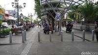 Karena tanpa adanya PKL, warga bisa berjalan kaki di Malioboro, tanpa hambatan. Meski di sisi lain cici khas PKL di Malioboro menjadi hilang/Foto: Edzan Raharjo