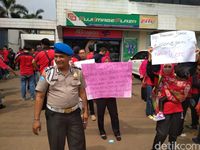 Puluhan Eks Pegawai 7-Eleven Demo Tuntut Gaji Hingga Pesangon