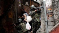 Polisi Angkatan Darat mengambil posisi dalam operasi setelah terjadi bentrokan antara kelompok narkoba di perkampungan kumuh Rocinha di Rio de Janeiro. (Dok. REUTERS / Ricardo Moraes)