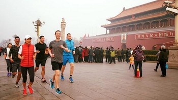 Mark Zuckerberg sudah beberapa kali berkunjung ke China. Ini saat dia jogging bersama beberapa bodyguard di Beijing, tepatnya di depan lokasi bersejarah Forbidden City atau kota terlarang. Foto: Facebook