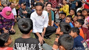 Jokowi Salurkan Bantuan ke Pengungsi Gunung Agung