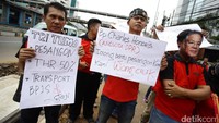 Mereka menutut hak-hak eks pegawai Sevel yang belum dipenuhi.