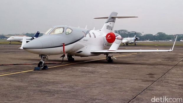 Merek Honda rupanya tak hanya memproduski mobil dan motor saja. Ada juga pesawat terbang yang diproduksi oleh Honda yakni HondaJet. Kini untuk pertama kalinya HondaJet mendarat di Indonesia yang merupakan bagian dari perjalanan ke-26 negara oleh konsumen HondaJet Julian dan Kim Macueen selama 80 hari.