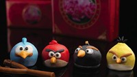 Siapa yang tidak suka dengan karakter Angrybirds? Mooncake yang satu ini dibentuk mirip dengan wajah A ngrybirds lengkap dengan warna khasnya . Foto: Istimewa