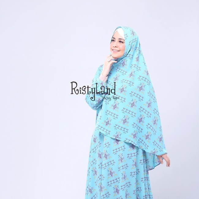Risty Tagor sudah lama berbisnis busana muslim dan beberapakali tampil di Indonesia Fashion Week. Ia mengeluarkan koleksi hijab syari dengan label Ristyland. Foto: Dok. Instagram
