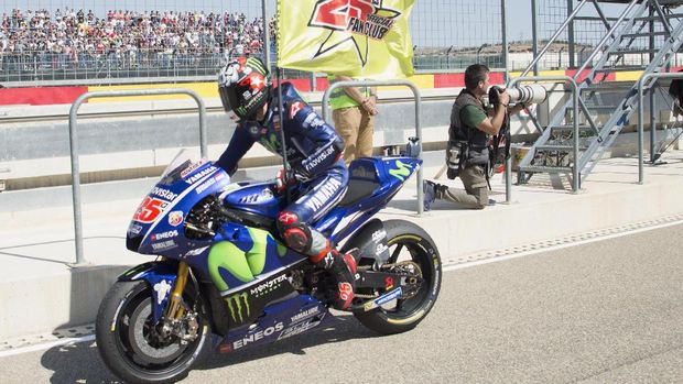 ALCANIZ, SPAIN - SEPTEMBER 24:  Maverick Vinales of Spain and  Movistar Yamaha MotoGPcelebrates  with flag  at the end of the MotoGP race during the MotoGP of Aragon - Race at Motorland Aragon Circuit on September 24, 2017 in Alcaniz, Spain.  (Photo by Mirco Lazzari gp/Getty Images)