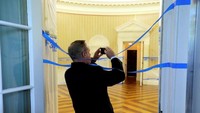 Sean Spicer, Kepala Biro Pers White House tampak mengecek progress dari renovasi ini. Proses renovasi memakan waktu selama kurang lebih 17 hari (Jim Bourg/Reuters)