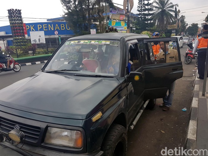 Warga Kompak Angkut Penumpang Telantar di Sukabumi