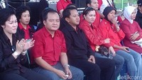 Namun, kampanye sensasional itu tidak sebanding dengan hasilnya. Aris yang didukung oleh PDIP ini mendapat suara paling rendah dan gagal jadi bupati.