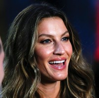 Rambut panjang bergelombangnya dibiarkan tergerai bebas, memancarkan pesona alaminya. Makeup tetap minimal dengan sapuan eyeshadow metalik yang memberi sentuhan glamor. Foto: Instagram