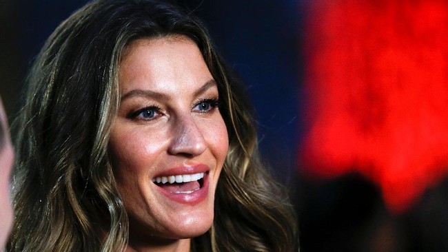 Alis Gisele Budchen yang menukik natural juga banyak diikuti wanita. Banyak orang melihatnya sebagai bentuk alis klasik, bentuk itu mendukung feminitas dan sophistication yang cocok pada wajah kotak Gisele. Foto: REUTERS/Stefano Rellandini