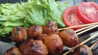 Dari Gresik ada pentol berbumbu cabe yang dibakar buatan @lapak_simbok. Teskturnya agak kering dan rasanya pedas-pedas gurih.Foto: Istimewa