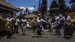 Berstatus Awas, Warga di sekitar Gunung Agung Tetap Beraktivitas