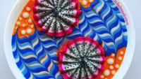 Warna biru dan oranye pada smoothies bowl ini benar-benar bikin mata segar. Toppingnya buah naga yang dibentuk seperti bunga merekah. Cantik! Foto: Rachel Lorton