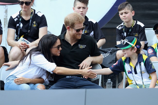 Dikutip dari majalah Hello! nyatanya bukan Meghan saja yang menemani Harry bekerja dengan datang ke Invictus Games. Sang pangeran bahkan mampir ke lokasi syuting Meghan untuk serial Suits yang juga berlangsung di Toronto, Kanada. Foto: Dok. Getty Images