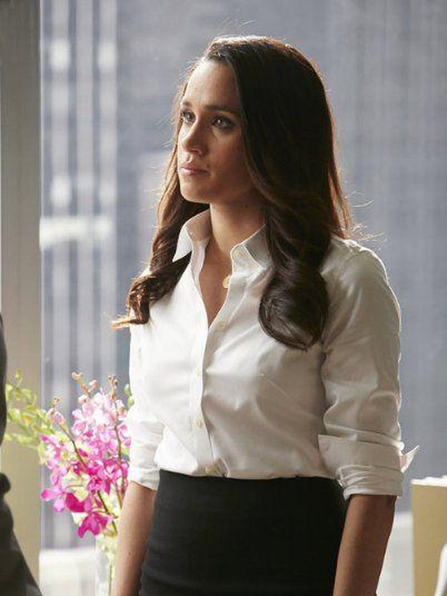 Jika suka tampil minimalis, Anda bisa mengandalkan kemeja dan rok hitam saja. BIla tak mau terlihat terlalu kaku, gulung lengan kemeja seperti Meghan. Foto: Instagram