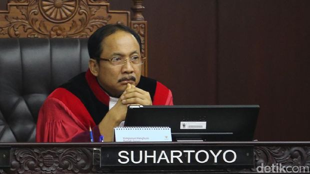 Hakim Konstitusi, Suhartoyo